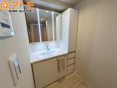 【独立洗面台】 | メゾンフィオーレ上足洗 | シャワータイプの洗面台は、洗濯物の土汚れなどの予洗いもしやすいため、お子様のいるご家庭でも大活躍！