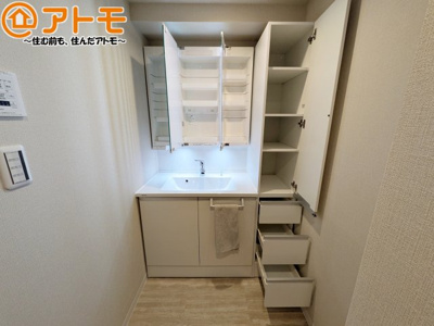 【独立洗面台】 | メゾンフィオーレ上足洗 | 三面鏡の中は収納になっているため、スッキリとした洗面台を保つことができます♪