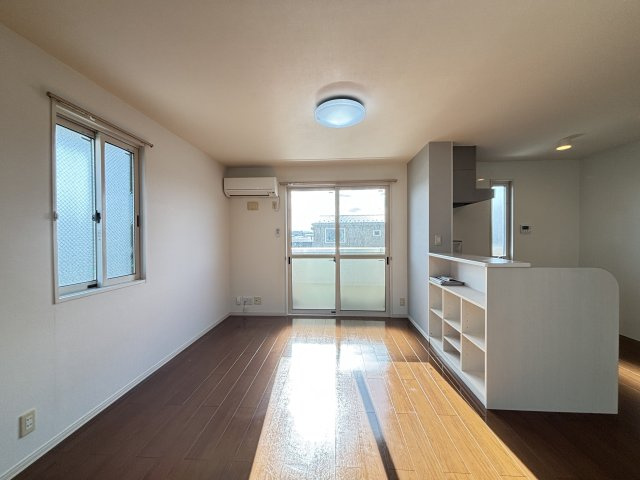 ランロードＣ棟の居間・リビング|イメージ301号室の写真