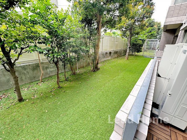 【庭】 | コスモリヴェール世田谷弦巻Ⅱ | 南西向きで陽当たり良好です。