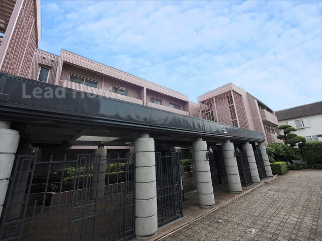 【外観】 | コスモリヴェール世田谷弦巻Ⅱ | 世田谷区弦巻5丁目に建つ「コスモリヴェール世田谷弦巻Ⅱ」。地下1階付地上3階建・総戸数12戸の低層マンションです。