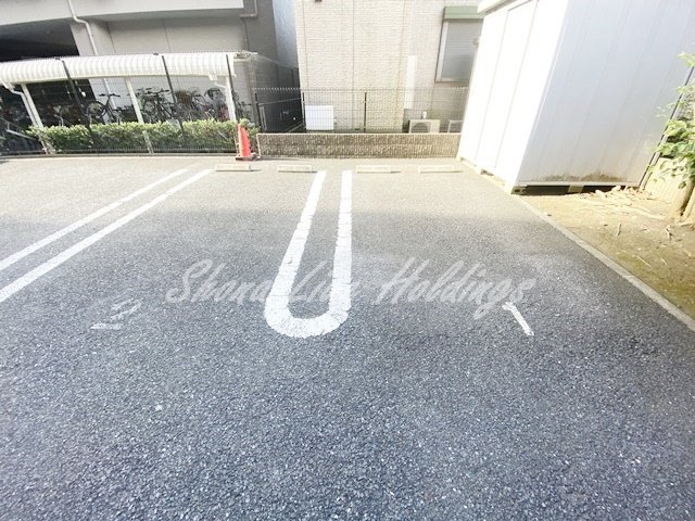 平塚市明石町の賃貸マンションの駐車場