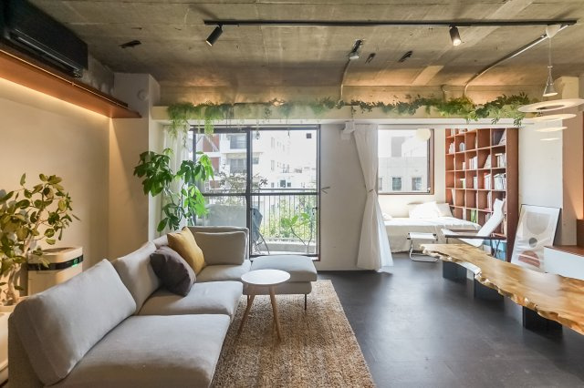 【居間・リビング】 | パシフィックニュー自由が丘 | 南向きバルコニーに面した陽当たりの良いLDK（約22帖）