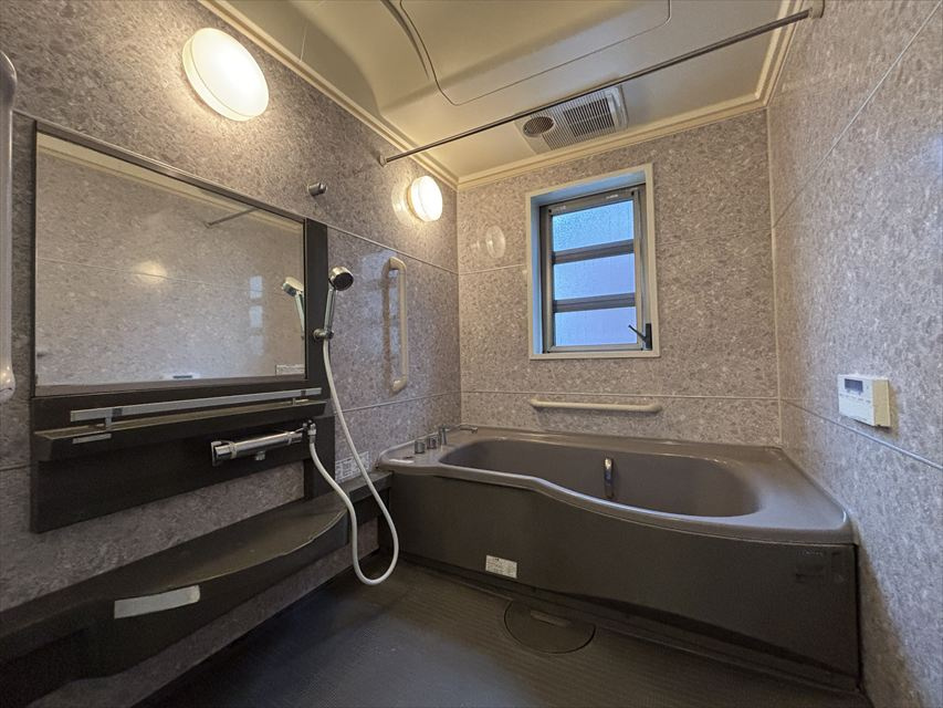 リフレMKハウスの浴室|落ち着いた空間のお風呂です