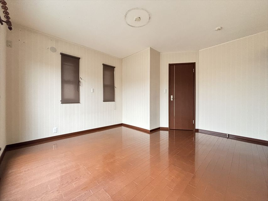 リフレMKハウスの寝室|広くて明るい寝室