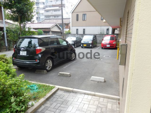 高槻市上田辺町の賃貸マンションの駐車場