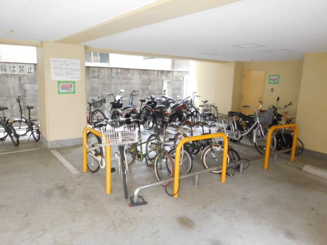 高槻市上田辺町の賃貸マンションの駐車場