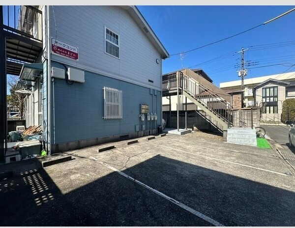 オークコンドの駐車場