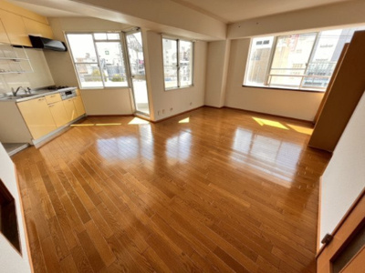 【居間・リビング】 | ハイツサンロイヤル | こちらのリビングで趣味の時間をお楽しみください