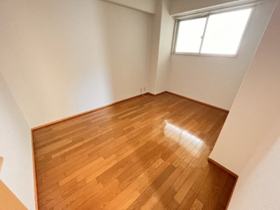 【寝室】 | ハイツサンロイヤル | 広くて明るい寝室