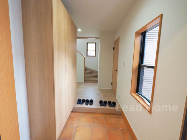 【玄関】 | 世田谷区上馬3丁目 | シューズボックス付きの玄関。