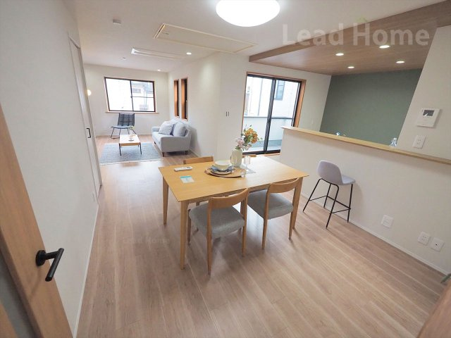 【居間・リビング】 | 世田谷区上馬3丁目 | 2階バルコニーに面した陽当たりの良いLDK（約20.7帖）