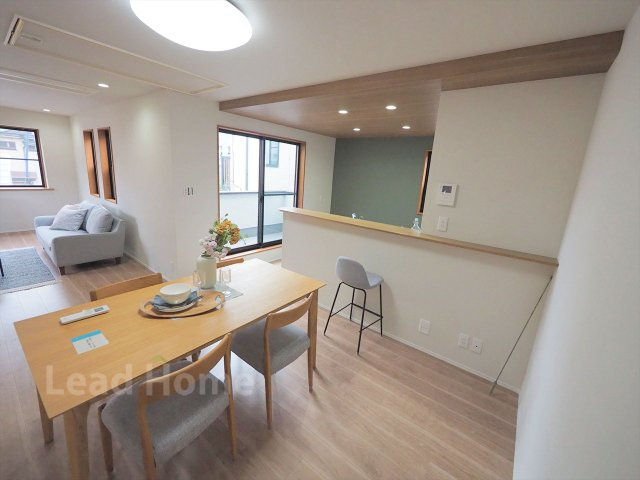 【居間・リビング】 | 世田谷区上馬3丁目 | ナチュラルな色味で統一された穏やかな住空間。