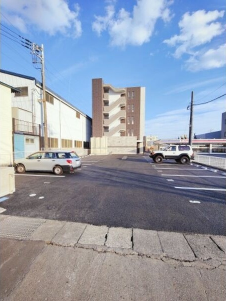 プライムコートαの駐車場