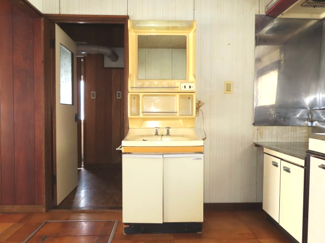 北見市山下町２丁目３番９号　中古売家の独立洗面台|洗面化粧台は鏡、照明、コンセントが付いています。