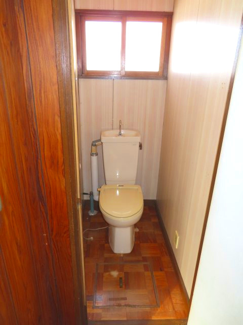 北見市山下町２丁目３番９号　中古売家のトイレ|トイレは水洗式で手洗い付きです。