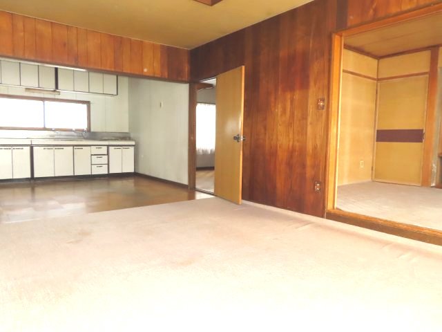 北見市山下町２丁目３番９号　中古売家の居間・リビング|玄関（南西）側から見たリビングです。