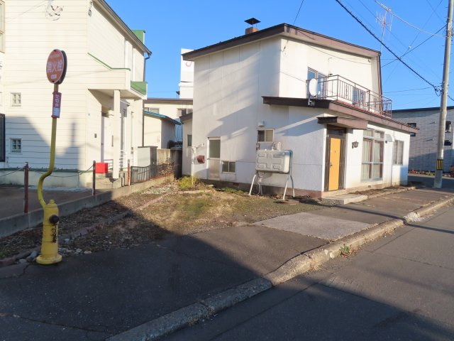 北見市山下町２丁目３番９号　中古売家の外観|西側の敷地に1台分の駐車スペースがあります。