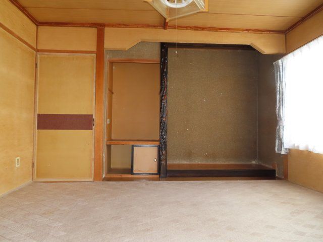 北見市山下町２丁目３番９号　中古売家の収納|和室収納は、押入・仏間・床の間があります。