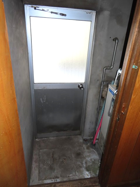 北見市山下町２丁目３番９号　中古売家の発電・温水設備|勝手口に給湯器（石油ボイラー）があります。