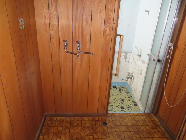 北見市山下町２丁目３番９号　中古売家のランドリースペース|浴室ドアの横が洗濯機置場になります。