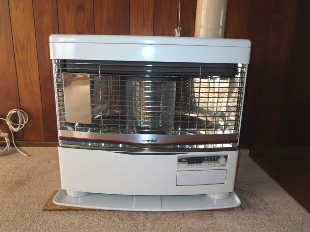 北見市山下町２丁目３番９号　中古売家の冷暖房・空調設備|リビングに石油ストーブが1台あります。