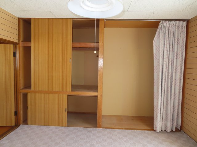 北見市山下町２丁目３番９号　中古売家の洋室|東側2階8帖洋室の収納です。