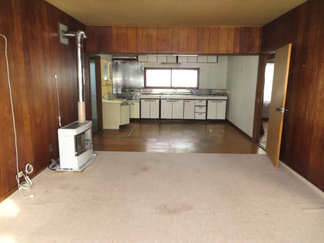 北見市山下町２丁目３番９号　中古売家の居間・リビング|前面道路側から見たリビング、ダイニングキッチンになります。