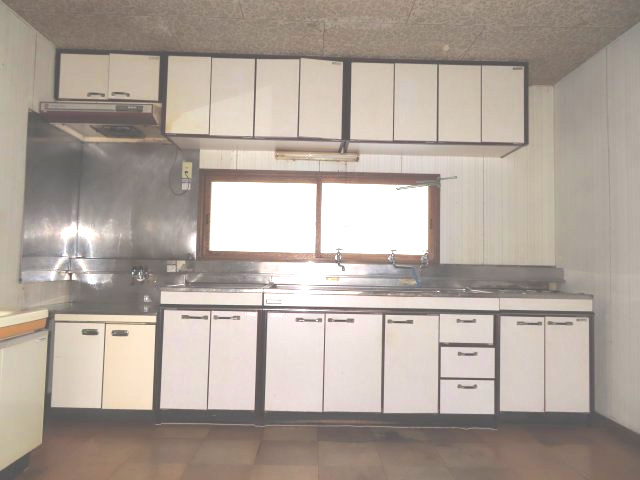 北見市山下町２丁目３番９号　中古売家のキッチン|キッチンはつり戸棚付きでレンジフード(換気扇)が付いています。コンロはありません。