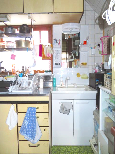 北見市西三輪３丁目７５２番地１２８　中古売家の独立洗面台|洗面化粧台には、鏡・シャワー・照明が付いてます。