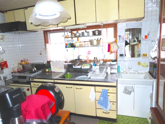 北見市西三輪３丁目７５２番地１２８　中古売家のキッチン|キッチンには吊戸棚、レンジフードがあります。コンロは現状プロパンを使用しております。