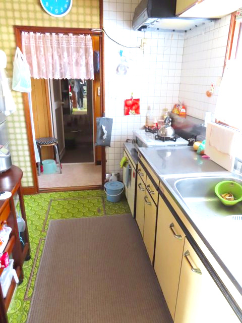 北見市西三輪３丁目７５２番地１２８　中古売家のキッチン|台所の奥に脱衣室、お風呂（ユニットバス）があります。