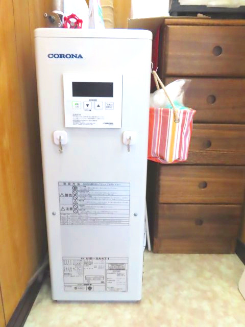 北見市西三輪３丁目７５２番地１２８　中古売家の発電・温水設備|脱衣室にコロナ製ボイラーがあります。交換してからまだそれほど経ってませんので、しばらくは
現状のまま