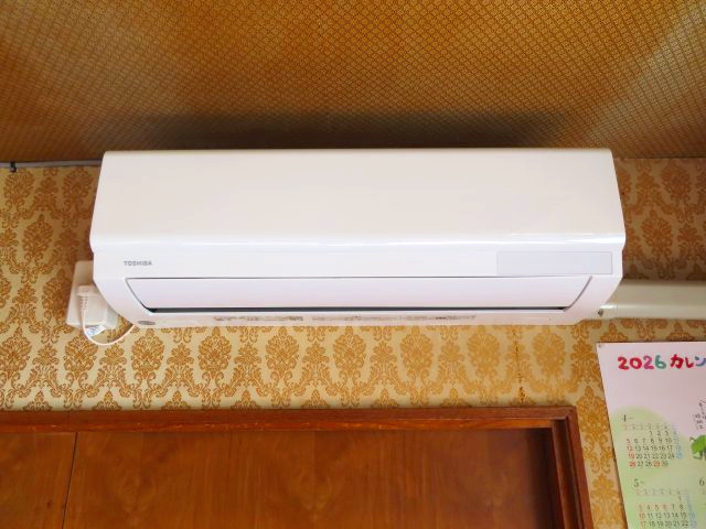 北見市西三輪３丁目７５２番地１２８　中古売家の冷暖房・空調設備|リビングにはエアコンが完備されていますので、部屋全体の温度調整や快適な室温維持、最新機能の利用など、