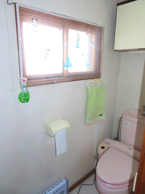北見市西三輪３丁目７５２番地１２８　中古売家のトイレ|お手洗い（トイレ）に窓があるので、自然換気ができること、自然光を取り入れられること、開放感が生まれる