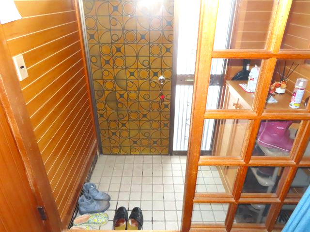 北見市西三輪３丁目７５２番地１２８　中古売家の玄関|引き違い戸は、開ける幅を自由に調節できます。人の出入りや換気に合わせて調整でき、大きな荷物の出し入れ