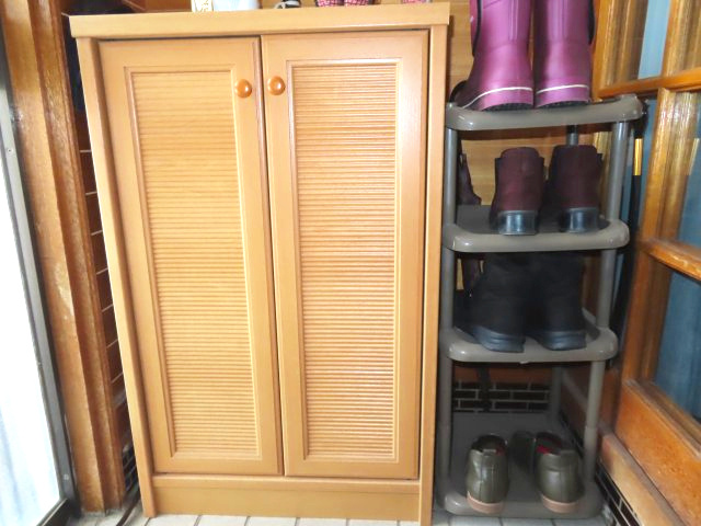 北見市西三輪３丁目７５２番地１２８　中古売家の収納|下駄箱（シューズボックス）は玄関の床面積を節約しながら靴を収納できる点が大きなメリットです。扉付きな