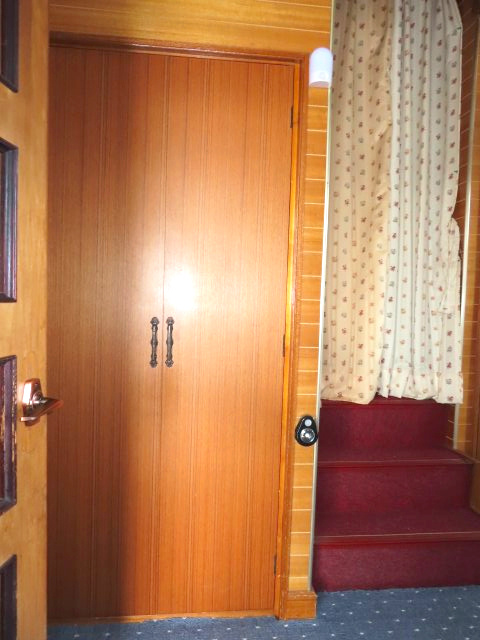 北見市西三輪３丁目７５２番地１２８　中古売家の収納|階段横のスペースは、デッドスペースになりがちです。ここを収納にすることで、家全体を広く感じられます。