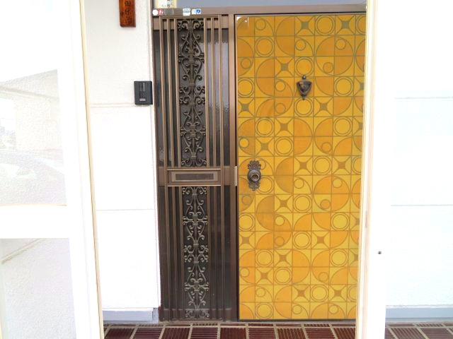 北見市西三輪３丁目７５２番地１２８　中古売家の玄関|風除室のある玄関ドアは、断熱効果を高め、寒い外気が直接室内に入るのを防ぎます。これにより、室温が安定