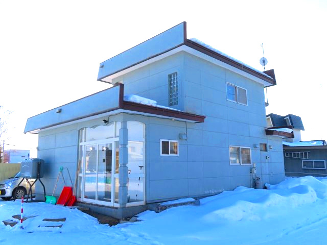 北見市西三輪３丁目７５２番地１２８　中古売家の外観|風除室を設置しているので外気の侵入を防ぎ、屋内の熱効率を高めます。家全体の室温を保つ冷暖房効果が低下