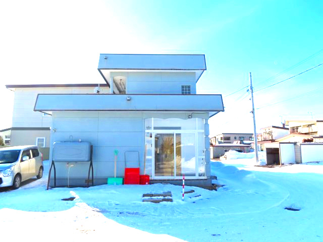 北見市西三輪３丁目７５２番地１２８　中古売家の外観|東側外観です。角地は二方向が道路に面しているため、より多くの光や風が入り込みやすく室内を明るく快適な