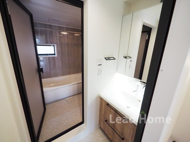 【独立洗面台】 | 世田谷区北沢1丁目 | 三面鏡付きの洗面台。