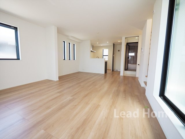 【居間・リビング】 | 世田谷区北沢1丁目 | 2階LDK（約19.2帖）開口部が多く、明るい住空間です。