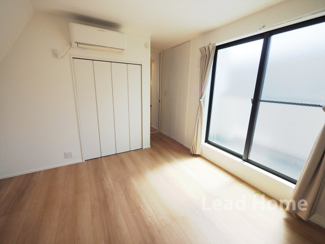 【洋室】 | 世田谷区北沢1丁目 | 3階バルコニーに面した洋室（約7.5帖）クローゼット付き。