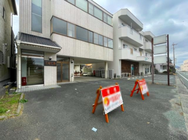 三友ビルの駐車場