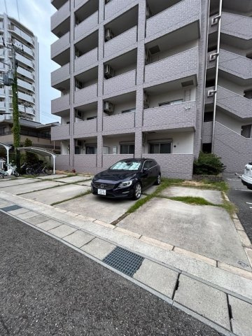 マウントック・フェイムの駐車場