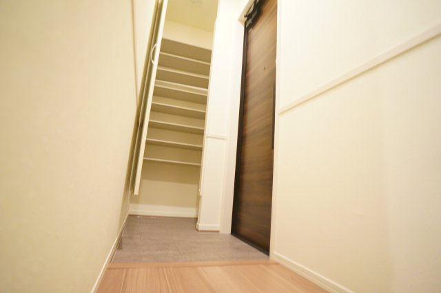 メゾン三条の洋室