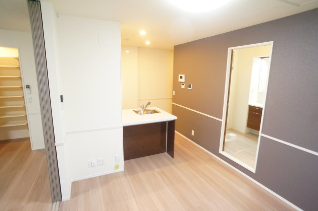 メゾン三条の居間・リビング