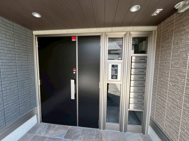 メゾン三条のエントランス