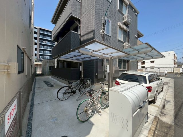 メゾン三条の駐車場